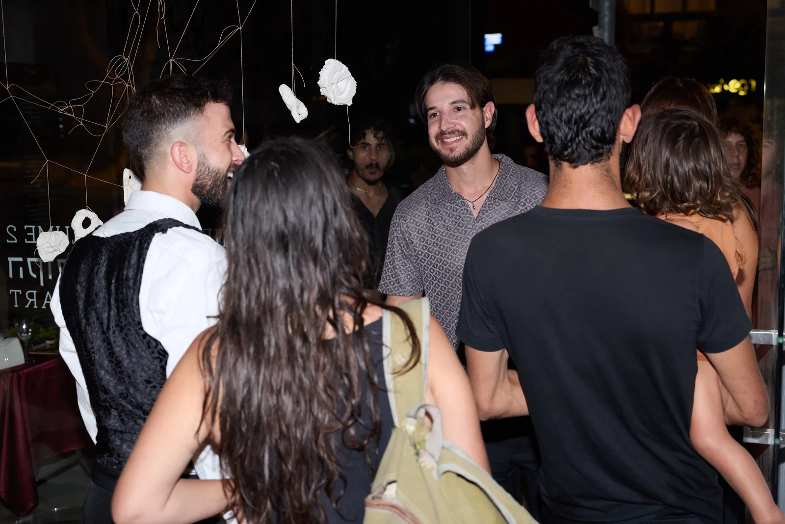 קהל המבקרים בחלל הגלריה בערב האירוע