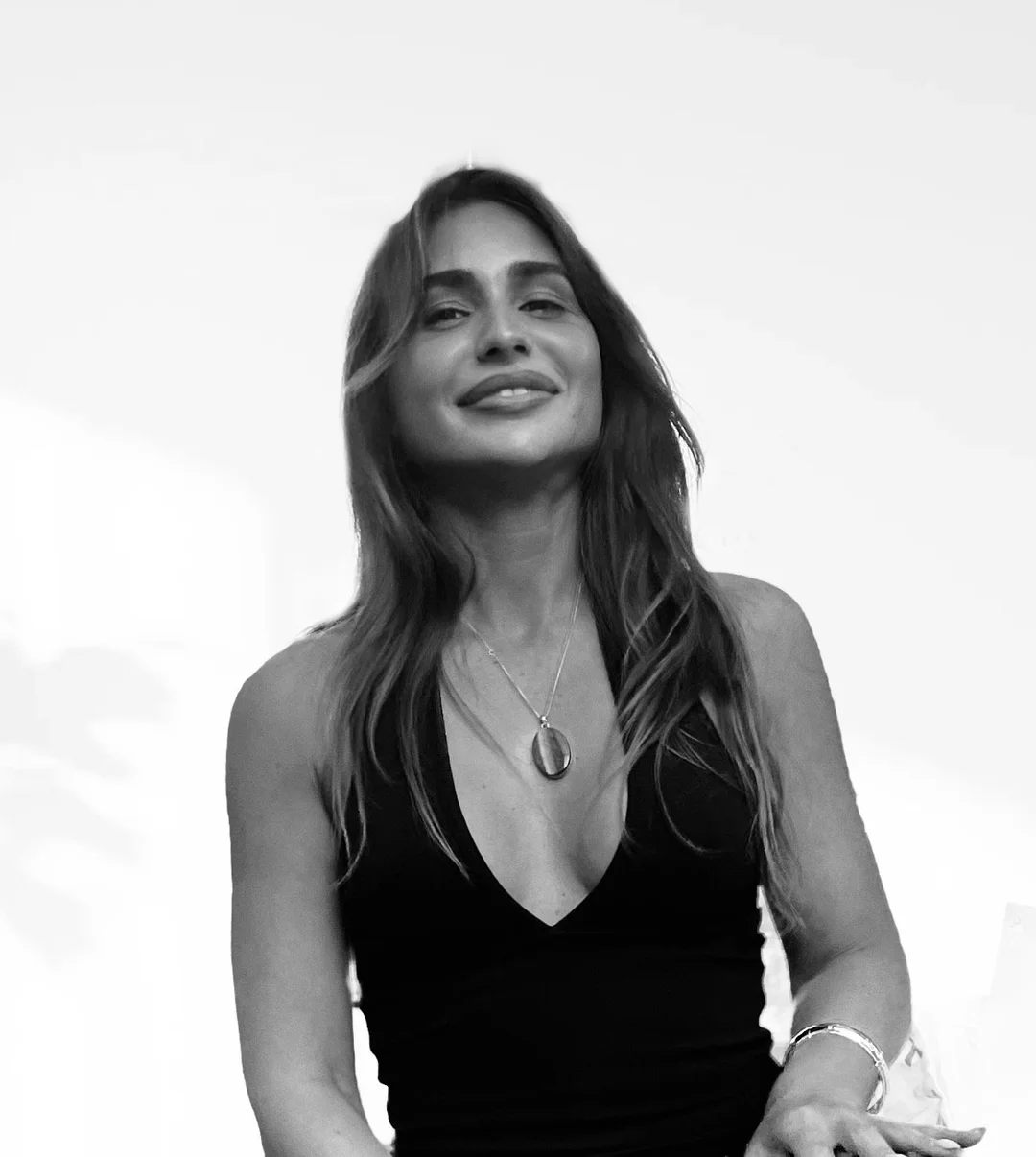 פורטרט שחור-לבן של נטלי זיגל, מנהלת הגלריה