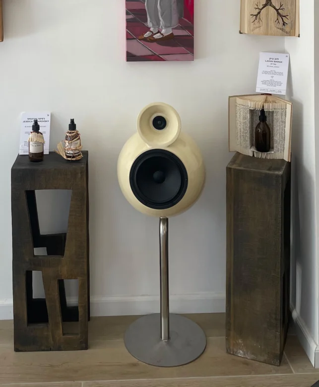 רמקול פיסולי של soos.sound בין עבודות בתערוכת הקולפן