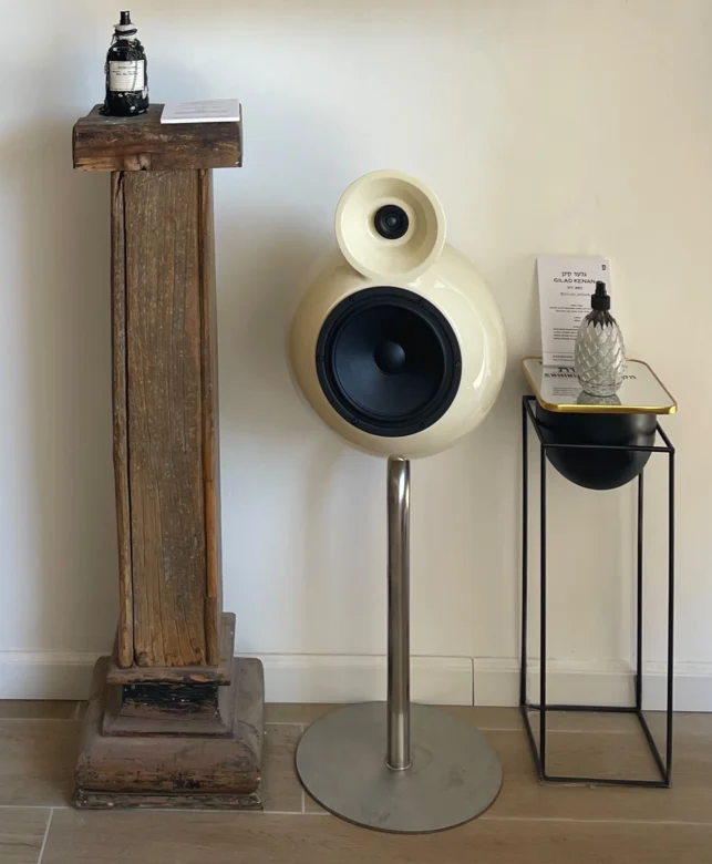 רמקול soos.sound לצד פדסטל ושולחן תצוגה בגלריה