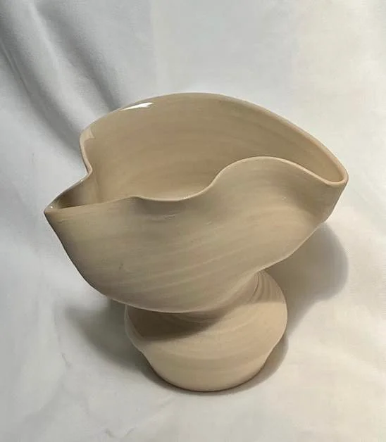 FLOW VASES — אגרטל קרמי בגוון חול עם שפה גלית