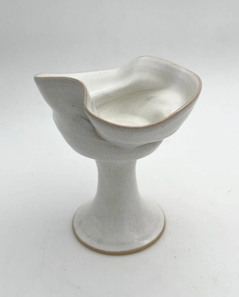 FLOW DESSERT BOWL — קערת קינוחים קרמית לבנה על רגל