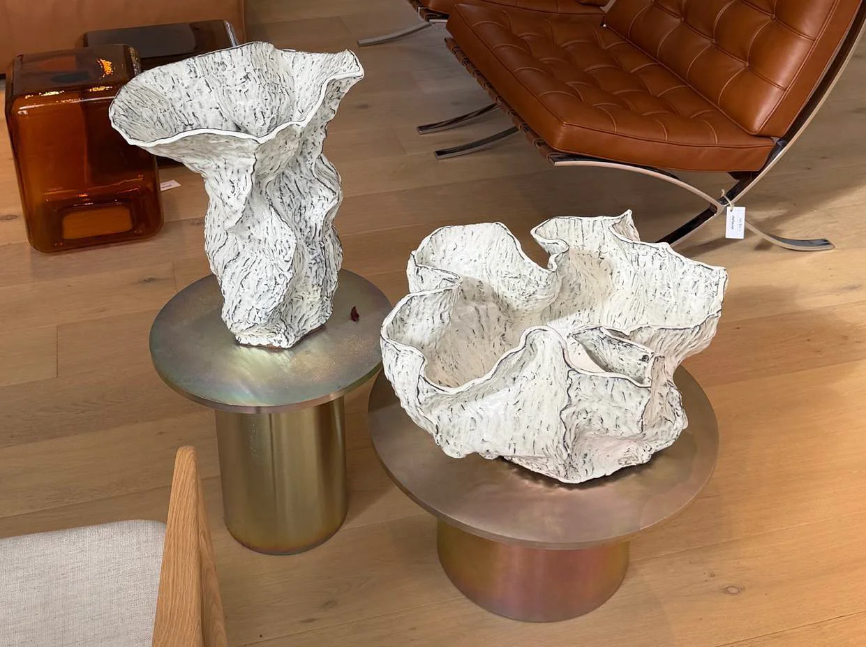 BLOOM PLANTER — שני אובייקטים קרמיים לבנים על שולחנות צד