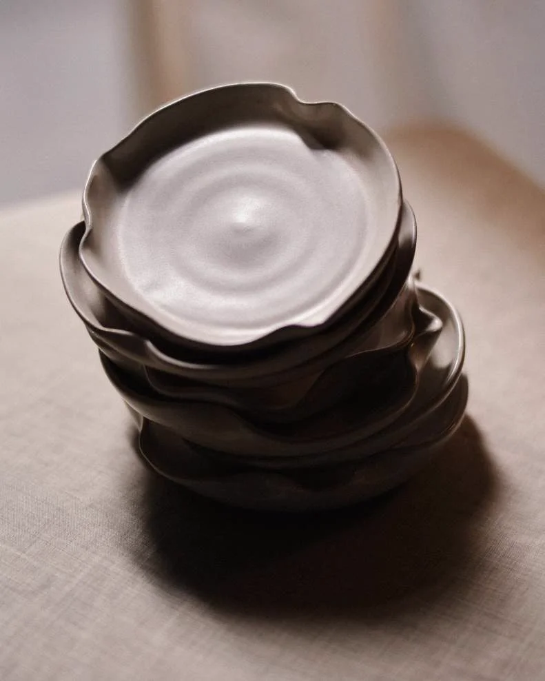 FLOW PLATES & BOWLS — מגדל צלחות קרמיקה בגוונים חומים ולבנים