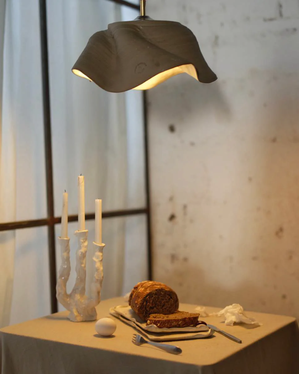 FLOW LAMP — מנורת קרמיקה תלויה מעל שולחן ערוך